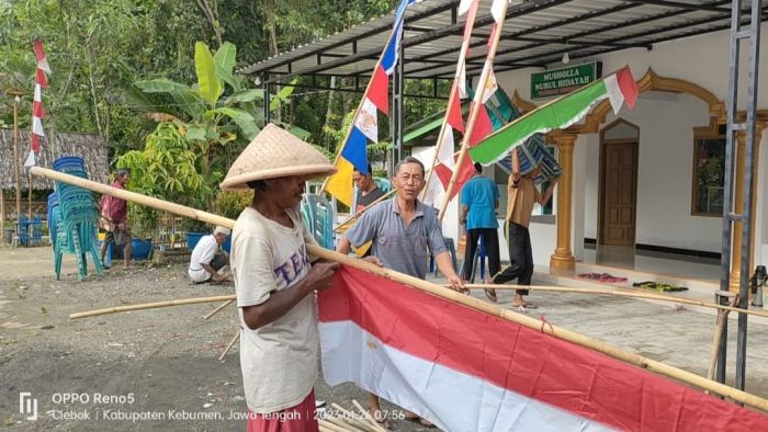 KERJA BAKTI WARGA TRUKAHAN DI LINGKUNGAN SEKITAR MUSHOLA NURUL HIDAYAH 01