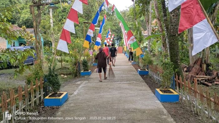 KERJA BAKTI WARGA TRUKAHAN DI LINGKUNGAN SEKITAR MUSHOLA NURUL HIDAYAH 02