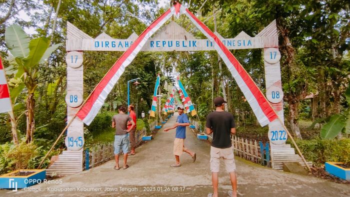 KERJA BAKTI WARGA TRUKAHAN DI LINGKUNGAN SEKITAR MUSHOLA NURUL HIDAYAH